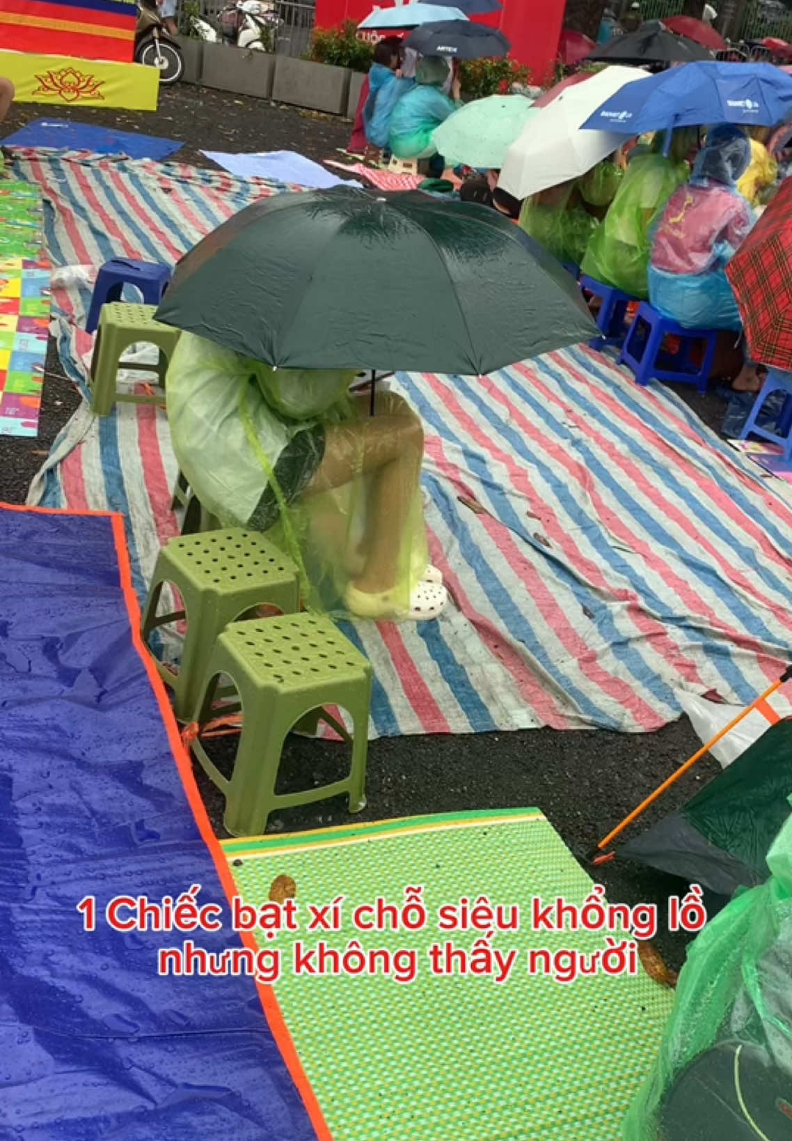 Văn hoá nhận chỗ hơi quá của một số bộ phận người dân xem diễu binh , có người đến rất sớm nhưng đã có người nhận chỗ từ tối hôm trước bằng cách dải những tấm bạt xí chỗ dù không có người ở lại giữ chỗ #dieubinhdieuhanh #xichoxemdieubinh #a80 #quangtruongbadinh 