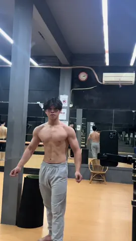 3 weeks out iff 2024 vs 3 weeks out wnbf 2025 @Kal-El | Nandohertana 