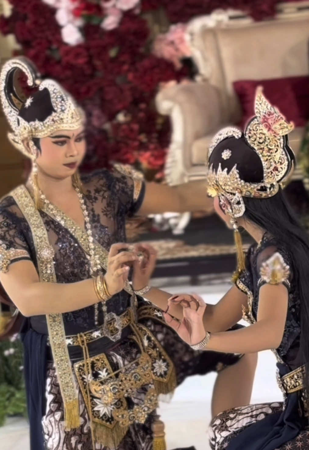 Hallo Catin Catin Lampung Timur & Sekitarnya ✨👋 Masih bingung untuk mewujudkan Wedding Dreams Adat Jawa di Lampung Timur & Sekitarnya? Tenang 🤗 Jangan kawatir ya kakak , SANGGAR SENI WOROWATI (Ponorogo - Surakarta) hadir membuka sanggar kedua di LAMPUNG TIMUR , Siyap membantu mewujudkan impian Wedding Dreamsmu yang BERKESAN, INDAH & SAKRAL ✨ serta menikmati Indahnya Tarian Klasik Gaya Surakarta yang penuh makna, filosofi & Do’a buat kedua pengantin 🥰 dan juga Langsung dari Penari Profesional pastinya sudah memiliki kwalitas & berpengalaman di bidang Tari serta dengan Kostum yang Premium akan menjadi acaramu lebih berkesan Indah & juga totalitas dalam Make Up nya 🤩🥰🥰 untuk Boking jangan lupa di jauh” bulan ya kakak🤩 untuk cari aman supaya kebagian tanggalnya di hari spesialmu 🤗🥰 PROFESIONAL JAVANESE TRADITIONAL WEDDING PROCCESION & Cucuk Lampah Tari Klasik Gaya Surakarta dari Sanggar Seni Worowati Lampung Timur (from Ponorogo - Surakarta) info PL & job 0856-9131-6666 ☺️🙏🏻 #fyp #dance #sanggartari #lampungtimur #lampung #taritradisi #tariklasikgayasurakarta #cucuklampah #cucuklampahlampungtimur #sanggarseniworowati #tariklasik #cucuklampahlampung #cucuklampahlampungtimur #isisurakarta #penarijawa #penarisurakarta 