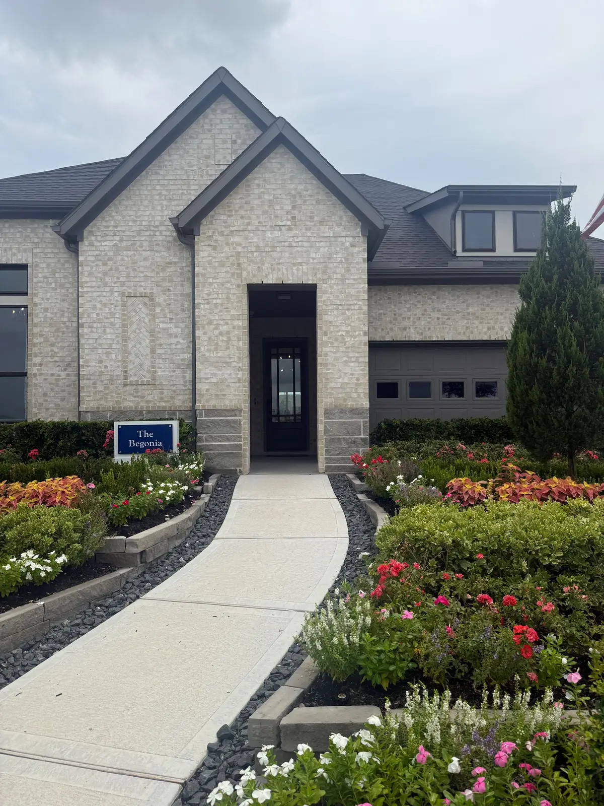 ✨ Dreaming of a spacious one-story home with an open-concept layout, breakfast bar, and sleek stainless steel appliances? This beauty has it all. Imagine celebrating the holidays in your new home! 🎄🏡 Don’t wait—apply today and make it yours before the season ends. Contact me for details! ✨ ¿Sueñas con una casa de una sola planta, con espacios abiertos, barra de desayuno y electrodomésticos de acero inoxidable? ¡Esta casa lo tiene todo! Imagina celebrar las fiestas en tu nuevo hogar. 🎄🏡 No esperes más—aplica hoy y hazla tuya antes de que termine la temporada. ¡Contáctame para más información! Diana Guillen | Realtor Keller Williams Metropolitan  📲 (832) 670-7089 Guillendiana@kw.com #HomeTips #BuyingAHouse #LetsGetYouHome #homefortheholidays #fypシ 