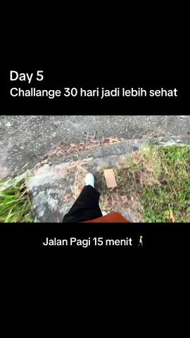 ✨ Day 5 – Jalan Pagi 15 Menit 🚶‍♂️✨ Jalan pagi sederhana tapi manfaatnya luar biasa, apalagi buat kamu yang sering ngalamin asam lambung (GERD) & anxiety 🌿 Manfaat untuk GERD & Anxiety: * Bantu turunkan stres & bikin pikiran lebih tenang * Ringankan rasa cemas dan gelisah * Lancarkan pernapasan & bikin tubuh lebih rileks * Bantu atur pencernaan supaya lebih nyaman ——— 🌟 Manfaat lainnya kalau konsisten olahraga ringan setiap hari: * Menurunkan dan mengontrol kadar gula darah * Menjaga kesehatan jantung & tekanan darah tetap stabil * Membakar kalori & menjaga berat badan * Menguatkan tulang & otot * Meningkatkan kualitas tidur * Meningkatkan imun tubuh * Bikin suasana hati lebih bahagia Kuncinya konsisten 30 hari biar tubuh makin sehat, pikiran lebih tenang, dan hidup lebih berkualitas 💪✨ #30harilebihsehat #solusiasamlambung #anxietyhealing #gerdfighter #healthylifestyle 