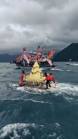 Tradisi Larung Sembonyo adalah upacara adat sedekah laut yang dilakukan oleh masyarakat nelayan di pesisir selatan Kabupaten Trenggalek, Jawa Timur, terutama di Teluk Prigi. Upacara ini merupakan wujud rasa syukur atas hasil laut yang melimpah, doa untuk keselamatan, serta penghormatan kepada leluhur. Puncak acara adalah melarung berbagai sesaji, termasuk tumpeng, ke tengah laut dengan diiringi perahu nelayan.  #tanahjawa #sukujawa #jawapremium #adatjawa #budayajawa #jatim #trenggalek #larungsembonyo 