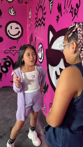 Cuando mi hermana quiere ir al baño de mi cuarto. #videoviral #miniinfluencers #paratii 