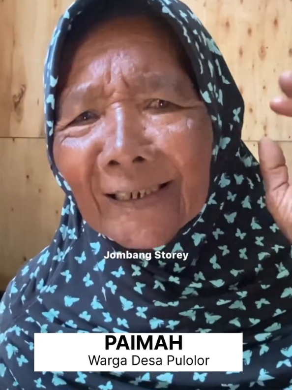 Saat uang TUNJANGAN RUMAH pimpinan DPRD Jombang naik mencapai 26 dan 37 juta rupiah perbulan, sebagian warga di Jombang ternyata masih ada yang harus tinggal di tempat yang memprihatinkan.  Seperti yang dialami oleh mbah Paimah, warga Desa Pulolor Kec Jombang ini misalnya. Sejak 7 tahun lalu, mbah Paimah bersama anak dan cucunya harus tinggal di sebuah gubuk di tepi sawah. Bahkan gubuk itupun dibuatkan oleh warga. Tanahnya juga bukan miliknya, tetapi tanah tepian jalan milik negara. Hal itu terpaksa dilakukan karena mbah Paimah dan keluarganya tidak punya uang untuk membeli tanah dan membangun rumah secara layak. Saat terjadi hujan deras atau angin kencang, mbah Paimah selalu merasa cemas. Selain atapnya bocor, mbah Paimah juga khawatir terjangan angin akan membuat gubuknya yang terbuat dari dinding bambu dan triplek bekas itu akan roboh. #jombang #jombangviral #InfoWongJombang #jombangkekinian #infojombang 