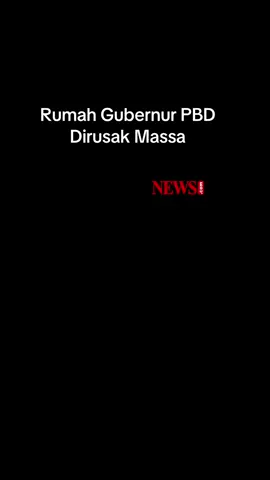 Rumah Gubernur PBD Dirusak Massa Rumah Gubernur Papua Barat Daya di belakang Kompleks UMS Km.7 Kota Sorong, dirusak OTK pagi ini sekitar pukul 17.00 WIT. Sejumlah fasilitas dan mobil dilempari batu. #sorongpapuabarat #sorong #xybca #beritaterkini #viraltiktok 