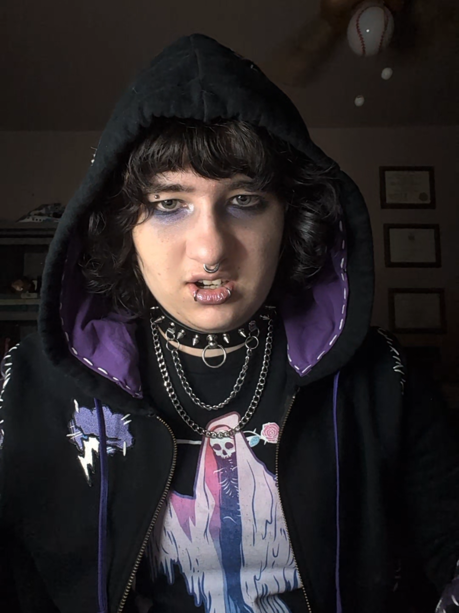 heyyyyy what's uppppp? It's meeeee. I has been literal ages since I sat down for a filming session, minus the one shot I did with my bf about 2 months ago I suppose. Thomas posted an insta photoshoot based on puppet Virgil, and it not only got me to do a recreation, but hop into cosplay as well! I hope to hop into Janus at some point too, though I may have just jinxed that by saying it lmao. #tss #sanderssides #virgilsanders #anxietysanders #spencesvirgil @ThomasSanders 