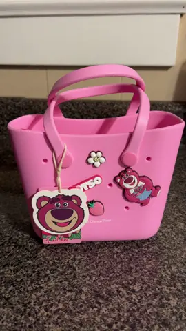 This mini bag is so cute. Perfect for that special little girl #lunchbox #minibag #sweet #girl #giftideas 