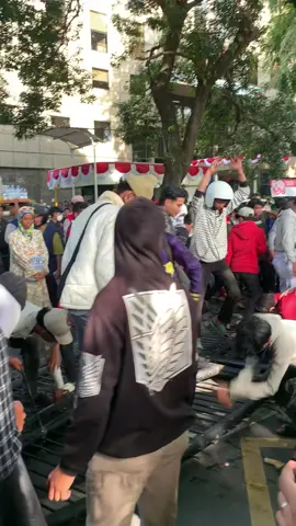 #medan medan dengan rayap besinya merubuhkan pagar kantor dpr.