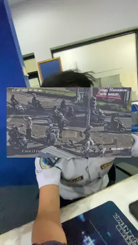 Sebuah tutorial jika terjadi kecelakaan. Jangan lupa hubungi, 1 1 2 atau 1 1 9 tanpa kode area dan bebas pulsa Inframe : Ambulan @Bandung Ambulance Transport @BahdiBAT001.21 