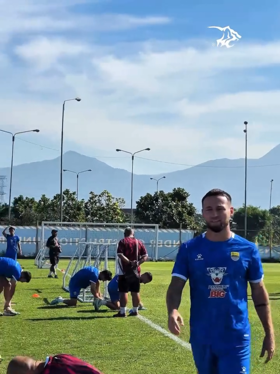 Reaksi kapten Persib Bandung saat ditanya pemain baru Persib. Menurut Bobotoh, siapa? #SIMAMAUNG #BOBOTOH #PERSIB 
