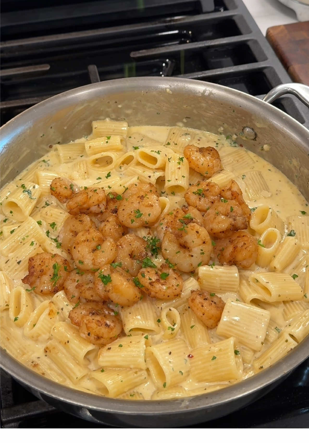 Shrimp Alfredo Pasta 🍝🍤✨ I wish I had fettuccine pasta, I was supposed to make it from scratch but got caught up last minute. Either way you can pair this delicious Alfredo sauce with any noodles of your choice. ✨☺️  Recipe🍤: Seasoned shrimp with: paprika, garlic salt, pepper  8oz pasta  Alfredo sauce: 4 tbsp butter 4 garlic cloves minced  1/4 cup white wine (optional I used pinot grigio) 2 cups heavy cream  1 tsp italian seasoning  1/2 tsp paprika 1/2 tsp salt (to taste)  1/2 tsp pepper  2 cups freshly grated parmesan  chopped parsley  Instructions:  - remove shrimp  - on low heat add butter and garlic sauté until fragrant  - add white wine + crushed red peppers, this step is optional you can skip. Allow the wine to reduce by 80% - add heavy cream seasonings and parsley, taste for salt  - add your freshly grated parmesan cheese, pre shredded cheese can change the consistency of sauce - whisk until cheese has melted - add pasta of choice and allow it to simmer in the sauce 2-3 minutes.  - top with shrimp + garnish with more parsley 🌿  #alfredosauce #alfredopasta #shrimppasta #pastatiktok 
