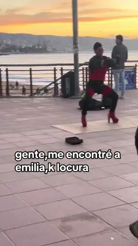 k loco,puros artistas acá en chile @emilia  No me esperaba encontrar esta sorpresa #emilia #parati #fyp #viñadelmar #foryoupage 
