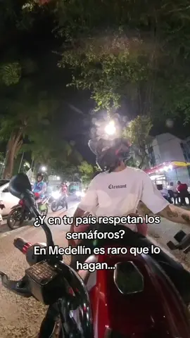 ¿Y en tu país?? ¿Respetan las normas de tránsito?#cascosmoto #medellincolombia #viralvideos #viralpost2025 
