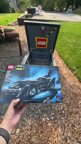 LEGO Batman Forever… what a beautiful build.. but I was wrong.. this ain’t minifigure scale.. and sadly this is prob the first and last time I’ll have it on the Batmobile conveyor.. it is just too big when compared to other Batmobiles and the conveyor.. I had to take off a hand full of vehicles just so they would t collide as they passed by each other.. #lego #batman #bunker #falloutshelter #batmanforever 