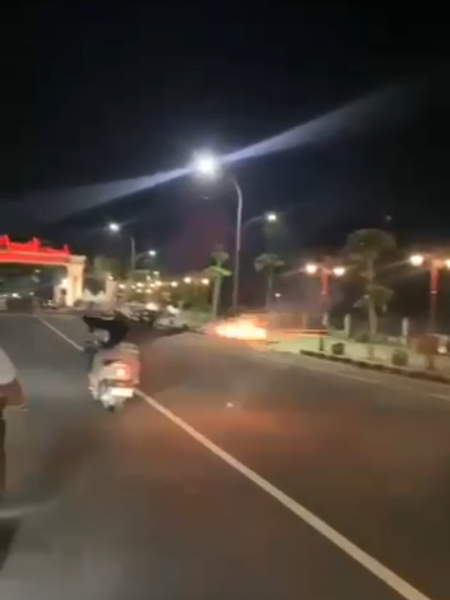 gerak cepat satreskrim polres ngawi kurang dari 10 jam mengamankan pelaku yang viral di medsos terkait petasan,pelaku kemudian dibawa kepolres untuk diberi arahan yang karena masih anak dibawah umur,beruntung dalam kejadian tidak ada korban#satreskrimpolresngawi ##polda #badutkota #polri 