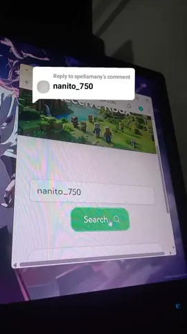 Replying to @spellamany ¿Qué es Roblox y por qué es tan popular entre los jóvenes? Roblox es una plataforma de juegos en línea que permite a los usuarios crear, compartir y jugar millones de experiencias diseñadas por otros usuarios. Lanzada oficialmente en 2006, ha ganado una inmensa popularidad entre niños, adolescentes y jóvenes de todo el mundo, especialmente por su enfoque en la creatividad y la comunidad. Lo que diferencia a Roblox de otros videojuegos es que no es un solo juego, sino un universo virtual donde puedes encontrar todo tipo de mundos: desde simuladores de trabajos, aventuras, carreras, hasta experiencias de terror, rol o educación. Esto es posible gracias a Roblox Studio, la herramienta gratuita de desarrollo que cualquier usuario puede usar para crear sus propios juegos y compartirlos con millones de jugadores. ¿Cómo funciona Roblox? Para comenzar a jugar en Roblox, solo necesitas crear una cuenta gratuita. Desde ahí, puedes explorar miles de juegos creados por otros usuarios. Cada juego tiene sus propias reglas, estilo gráfico y mecánicas. Algunos de los más populares incluyen Brookhaven 🏡RP, Adopt Me!, Blox Fruits, Pet Simulator X y Tower of Hell. Roblox se basa en un modelo de economía virtual, donde los jugadores pueden comprar y usar la moneda del juego. Con ella, puedes adquirir ropa para tu avatar, habilidades especiales o beneficios dentro de los juegos. Los desarrolladores también pueden ganar con sus creaciones, e incluso convertirlos en dinero real a través del sistema de monetización de Roblox. Creatividad sin límites Una de las claves del éxito de Roblox es que fomenta la creatividad. Cualquiera puede ser desarrollador, diseñador o programador. No necesitas ser un experto: hay tutoriales, plantillas y una comunidad activa que ayuda a los nuevos creadores. Muchos niños y adolescentes han creado juegos exitosos y han aprendido habilidades como lógica de programación, diseño gráfico y trabajo en equipo, todo dentro de la plataforma. Además, Roblox Studio permite crear experiencias en 3D, usar animaciones, sonidos, scripts en lenguaje Lua, y ofrecer multijugador en tiempo real. Esta libertad creativa convierte a Roblox en una herramienta educativa potente. Comunidad y seguridad Roblox tiene una enorme comunidad global, con más de 200 millones de usuarios activos mensuales. Parte de su éxito se debe a su enfoque en la personalización del avatar, las interacciones sociales y la capacidad de jugar con amigos en cualquier parte del mundo. Sin embargo, debido a su público joven, también se han implementado medidas de control parental, moderación y filtros de chat para mantener la seguridad de los usuarios. Los padres pueden configurar límites de acceso, controlar las interacciones sociales y ver la actividad de sus hijos dentro del juego. ¿Por qué a tantos les gusta Roblox? Ofrece variedad infinita de juegos para todos los gustos. Fomenta la creatividad y el aprendizaje. Se puede jugar en móvil, PC, consola y tablet. Tiene una comunidad activa y muchas actualizaciones. Es un espacio social para hacer amigos y jugar en grupo. Roblox ha trascendido el mundo del gaming y se ha convertido en una plataforma donde millones de jóvenes pueden crear, explorar, aprender y divertirse. Y lo mejor es que su crecimiento continúa, con eventos en vivo, conciertos virtuales y colaboraciones con marcas globales. #robloxx #robloxmemes #robloxadoptme #robloxedits #robloxgames 