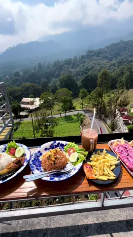 hidup kalo ga trawas ya cangar😋 📍cafe pondok welirang, cangar #foryou #cangarbatu #viewgunung #fypage #pondokwelirangcafe 