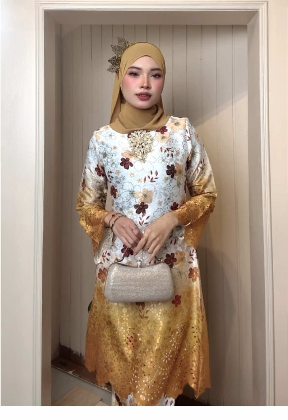 Fuhh! colour paling naik seri hbis uolls💛😍stock kita limited skrng ni korang so cepat grab sementara hrga pn tgh turun😱 #fypシ゚viral #fyppppppppppppppppppppppp #OOTD #irisrafael #kurungriau #kurungmurah 
