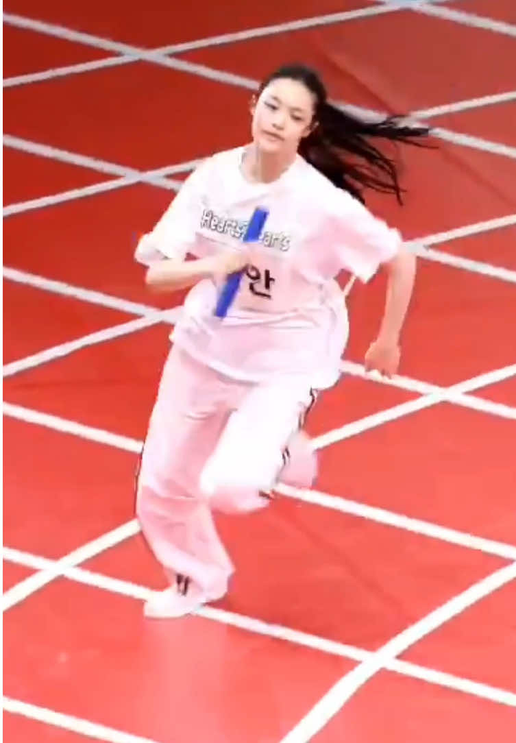 Perjuangan H2H di ISAC2025 cabor Lari Estafet 400m hingga mendapatkan medali emas 🥇 #hearts2hearts #isac #carmenita 