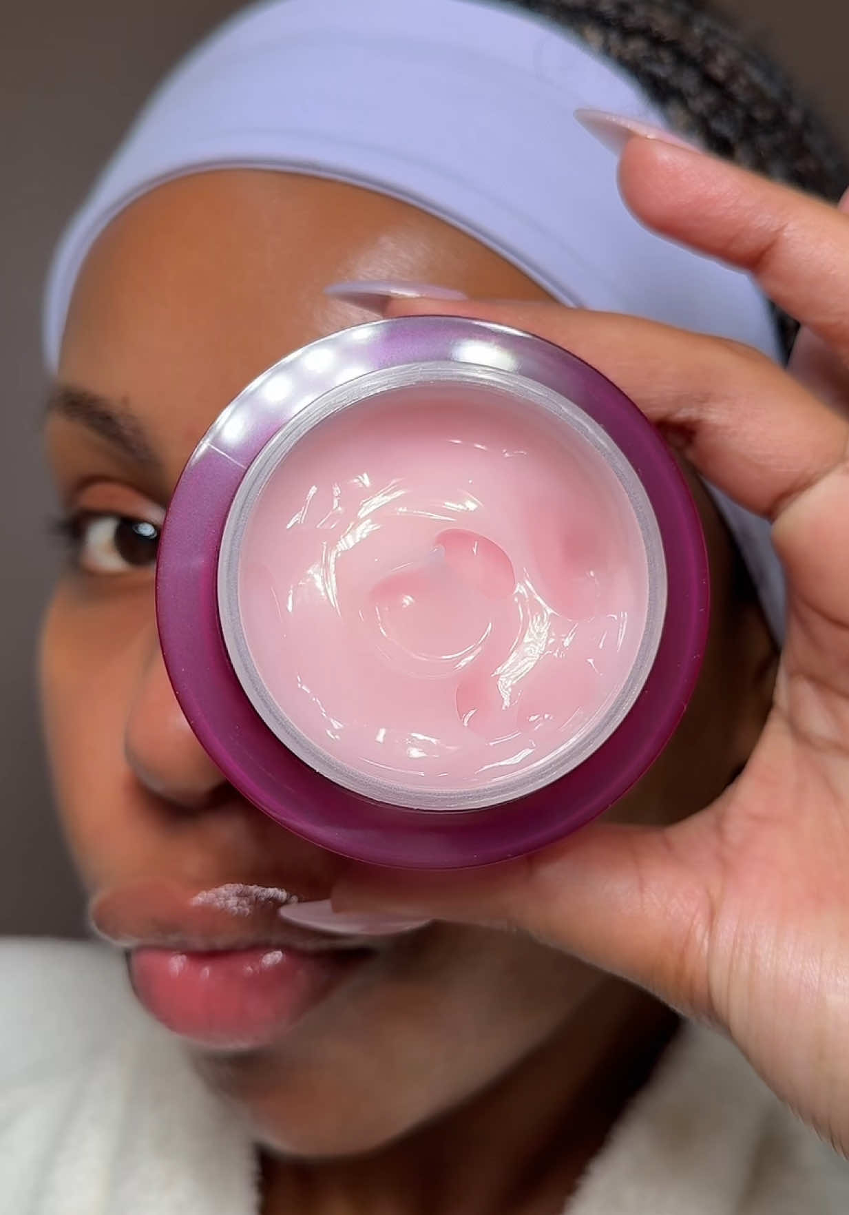 Why Water-Based is Ideal for Oily Skin: 1. Hydration Without Heaviness 💦 Oily skin still needs moisture and skipping moisturizer can actually make your skin produce more oil to compensate. A water-based formula keeps your skin hydrated without clogging pores or feeling heavy. 2. Non-Comedogenic Water-based moisturizers are lightweight and non-comedogenic, meaning they won’t clog your pores. This helps prevent breakouts, which oily skin is more prone to. 3. Balances Oil Production When your skin is properly hydrated, it doesn’t have to overproduce sebum. Over time, this can help reduce shine and make your skin feel more balanced. #muradskincare #murad #moisturizedskin #oilyskincareroutine #oilyskin @Murad Skincare 