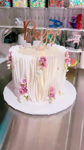 Ruffle Rice Paper Cake Trend #caketrend2025 #queenofconfections #cakedecorationidea #vintagecakesdesign #aestheticcakesideas 