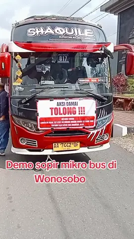 Ratusan sopir mikro bus jurusan Wonosobo Dieng melakukan aksi demo di Taman Rekreasi Kali Anget menuju ke Terminal Mendolo, Rabu (27/8). Mereka memprotes maraknya kendaraan bak terbuka dan jeep wisata yang dirasa merugikan. #mikrobusdieng #demosopirmikro #wisatadieng 
