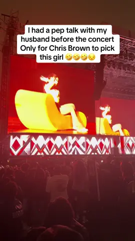 I know I'm not the only delusional one 😭💕 night 2 Toronto #breezybowl #chrisbrown  #party #breezy  #breezybowlxx #toronto  @chrisbrownofficial 