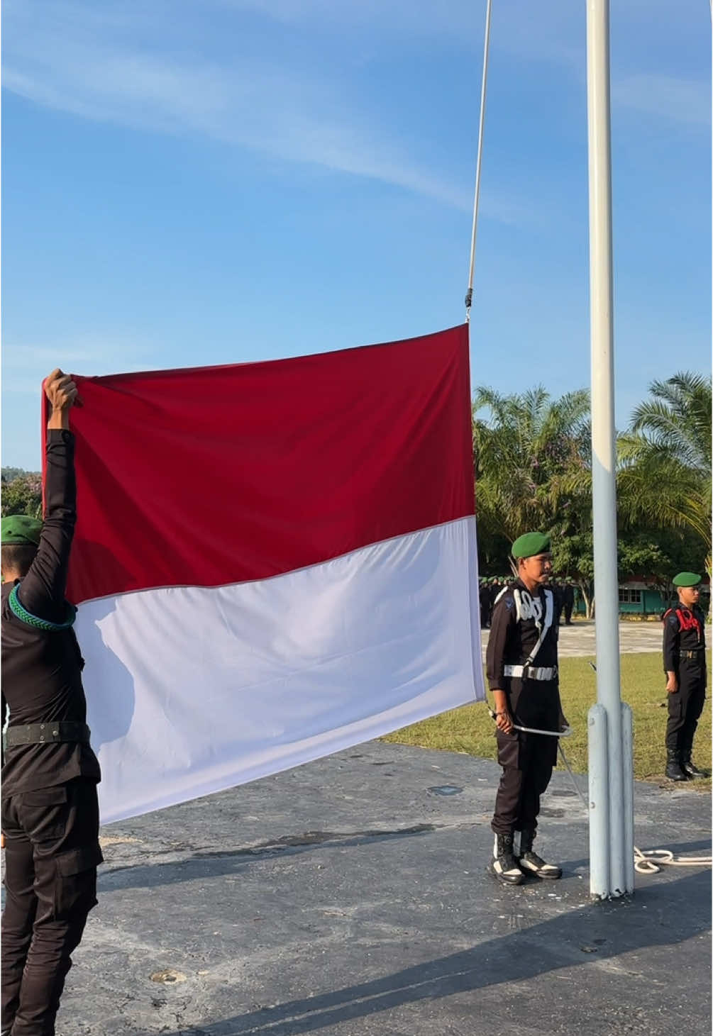Upacara bendera merah putih yang bertujuan menanamkan rasa nasionalisme dan cinta tanah air, serta mendisiplinkan peserta. Pengibaran Sang Merah Putih, pembacaan Pancasila dan UUD 1945, mengheningkan cipta, dan amanat pembina upacara, yang semuanya dilakukan dengan khidmat sebagai bentuk penghormatan terhadap simbol negara dan memupuk karakter positif. Upacara bendera merah putih yang rutin di laksanakan senin pagi oleh Taruna/Taruni SMA TARUNA TUNAS BANGSA BATURAJA #upacarabendera #merahputih #ogankomeringulu #smatarunabaturaja 