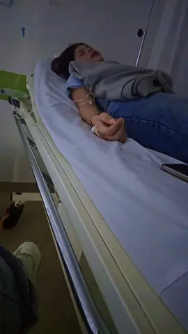 mamá cuidara de ti siempre  mi pequeña saltamonte👧