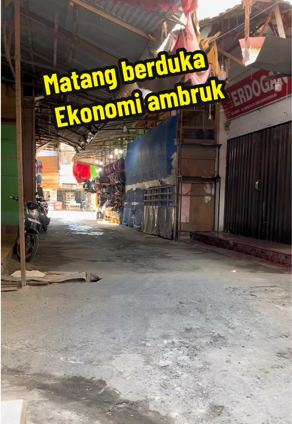 matang glumpang 2 berduka,Banyak toko tutup Ekonomi Ambruk konsumen gak ada,Pejabat korupsi triliunan rakyat sengsara,pajak di mana mana #matangglumpangdua #manahshoesmtg2 #fyp #dpr #korupsi 