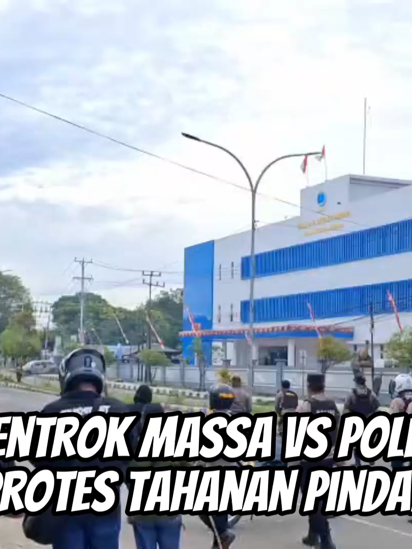Bentrok di Sorong: Polisi Tembak Peluru Karet, Massa Balas dengan Kembang Api, Protes Tahanan Pindah https://sorong.tribunnews.com/2025/08/27/bentrok-di-sorong-polisi-tembak-peluru-karet-massa-balas-dengan-kembang-api-protes-tahanan-pindah. Penulis: Safwan | Editor: Petrus Bolly Lamak