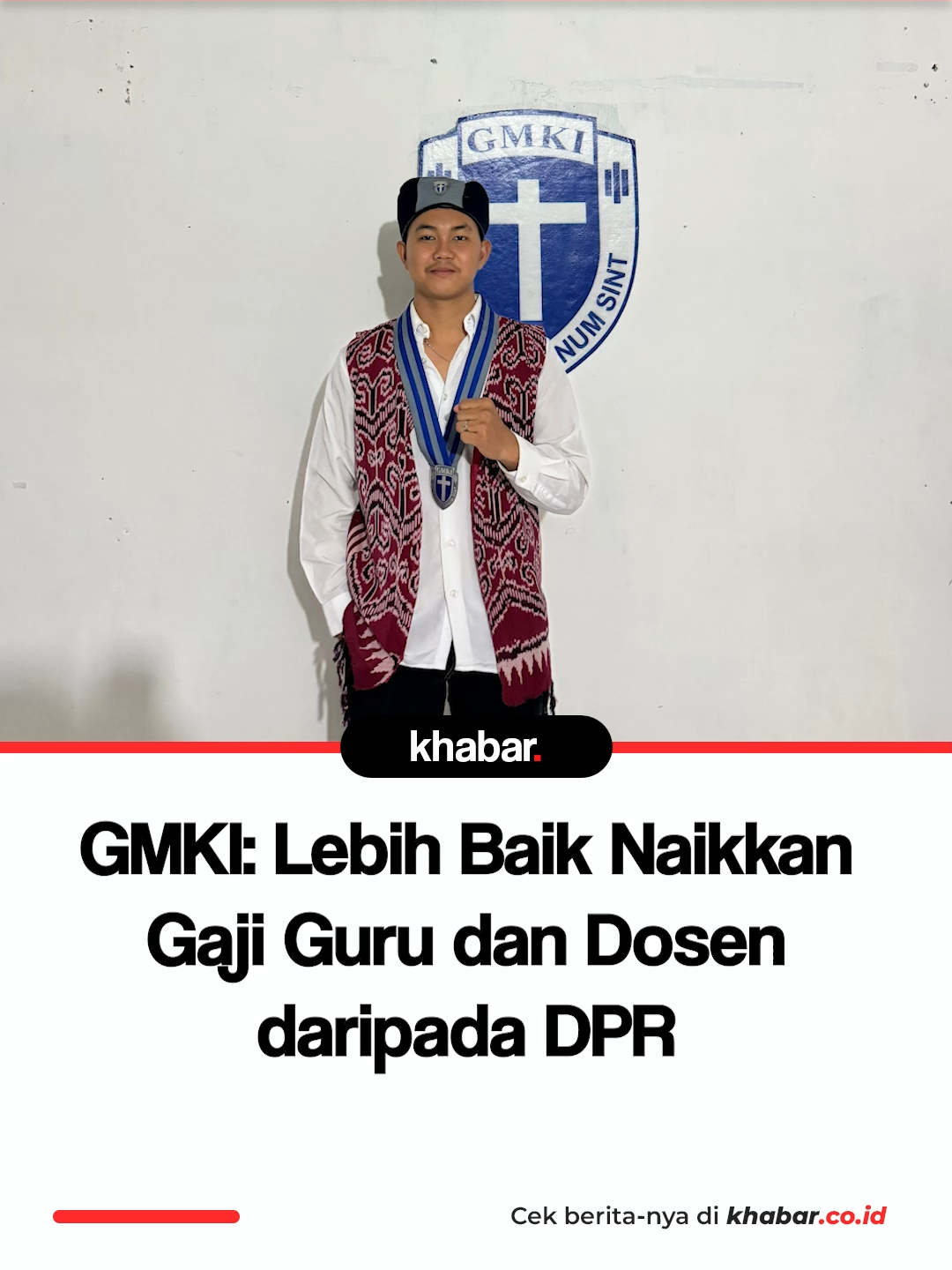 GMKI Komisariat FEB UPR Palangka Raya melontarkan kritik tajam soal wacana kenaikan gaji anggota DPR RI jadi Rp100 juta per bulan. Menurut Verdi, Kepala Departemen Aksi dan Pelayanan GMKI, langkah ini mencerminkan ketimpangan besar karena guru dan dosen masih berjuang dengan gaji jauh dari layak. Ia menegaskan, bangsa ini lebih butuh investasi pada pendidikan daripada politik anggaran yang hanya menguntungkan segelintir elit. GMKI pun mengajukan tiga tuntutan: batalkan wacana kenaikan gaji DPR, naikkan gaji guru dan dosen, serta hentikan politik anggaran yang salah arah. Menurut kamu, kalau bicara prioritas bangsa, lebih penting gaji DPR naik atau kesejahteraan guru dan dosen diperkuat? Baca berita lengkapnya dan informasi lainnya di www.khabar.co.id (link di bio!) Reporter: ---------------- #KhabarUpdate #pemprovkalteng #porprovkalteng #foryoupage #fyp #infopky #infoplk #seputarankalteng #infokalteng #seputaranpky #seputaranplk #kalteng #beritabaru #beritaterbaru #trending