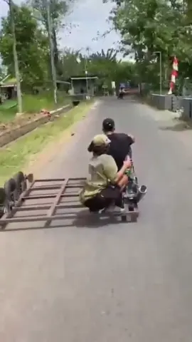 Temen senang ikut senang. Temen susah makin senang🤣🤣🤣🙌 . . . #vespa #vesparosok #vespaindonesia #vespaextremeindonesia #viral 
