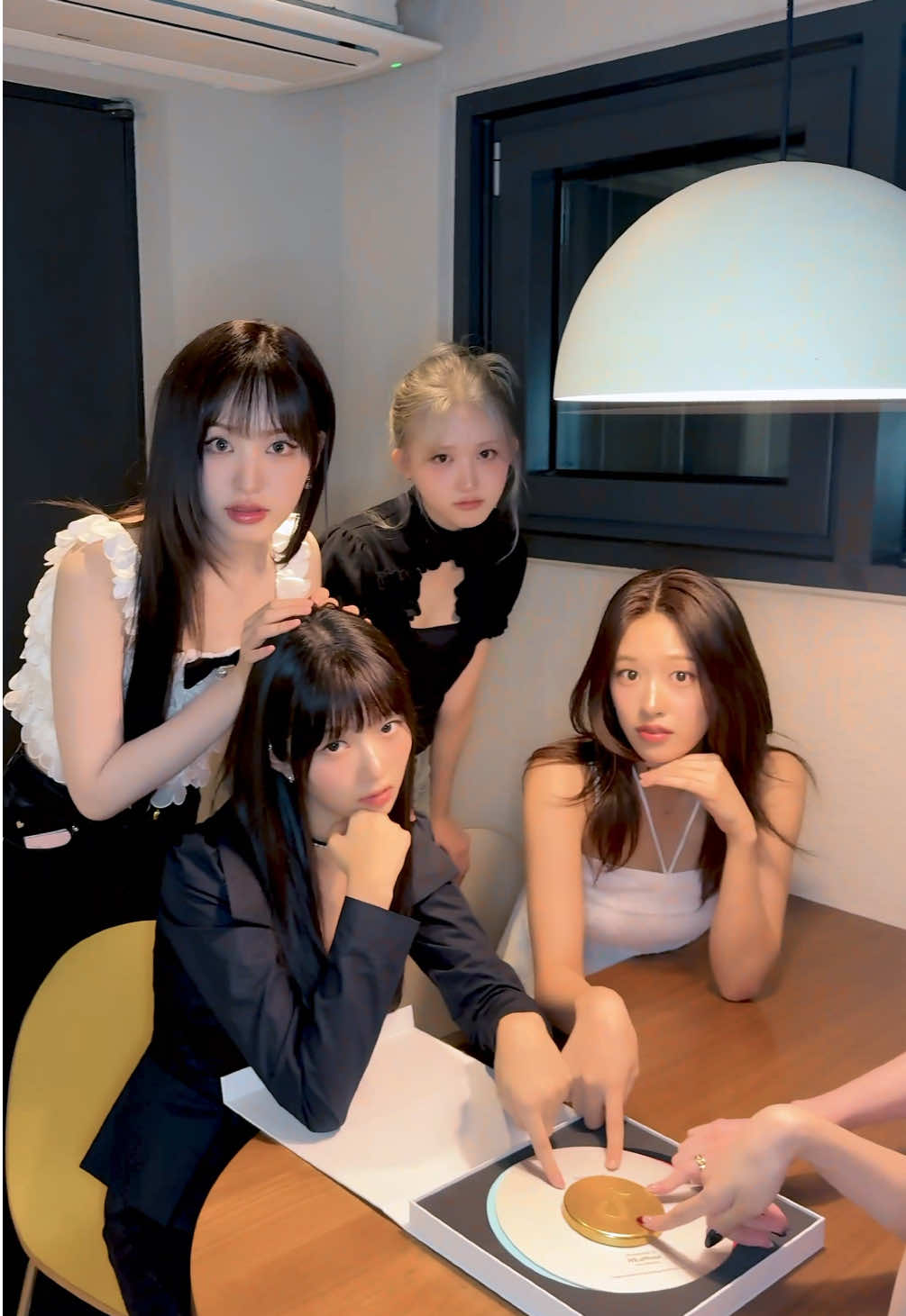 문을 열었는데 아이브가 틱톡 골드 버튼 받았을 때 #IVE #XOXZ #TikTokAwards #틱톡어워즈 #NewMusic