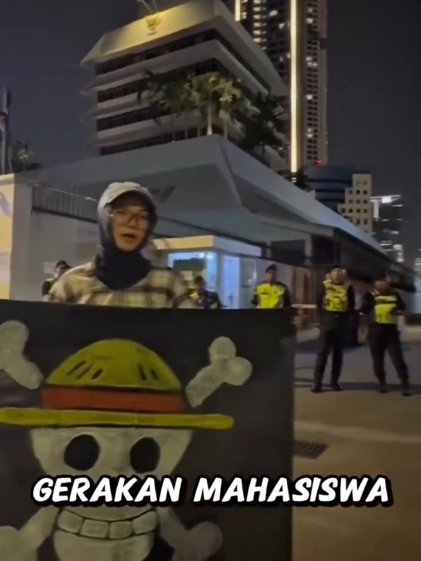 Respect,, Terima kasih buat saudara 🇲🇾🇲🇾 Malam ini wakil-wakil gerakan mahasiswa dan masyarakat sivil hadir bersolidariti di hadapan bangunan Kedutaan Republik Indonesia. 400 demonstran yang ditahan polis wajib dibebaskan segera. Demonstrasi bukan jenayah.  Panjang umur perjuangan! #panjangumurperjuangan  #xiao #onepiece #mahasiswa #aksidemomahasiswa 