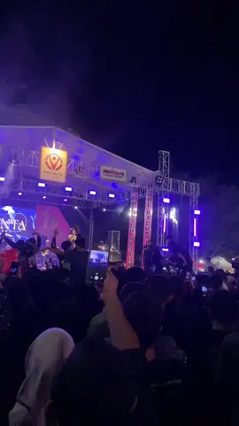 Usom wong jemur klambi turut alun alun 🤣🤣
