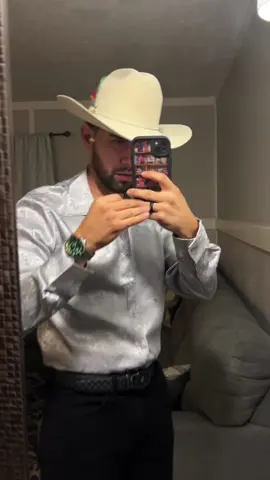 Fresca, no apretada, un excelente estilo, está es una buena opción 🔥👌🏽 #estilovaquero #ropadehombre #vaquerostyle #camisasdehombre #mexicanoutfits 