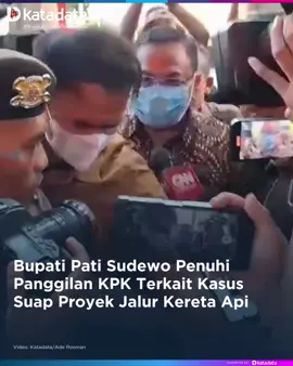 Bupati Pati Sudewo memenuhi panggilan Komisi Pemberantasan Korupsi (KPK) pada hari ini, Rabu (27/8). Sudewo hadir sebagai saksi kasus dugaan suap pembangunan dan pemeliharaan jalur kereta api di lingkungan Direktorat Jenderal Perkeretaapian (DJKA) Kementerian Perhubungan (Kemenhub) untuk klaster proyek pembangunan jalur kereta api ganda Solo Balapan-Kadipiro-Kalioso Berdasarkan pantauan Katadatacoid, Sudewo tiba pukul 09.44 WIB di Gedung KPK, Kuningan, Jakarta Selatan. Sebelumnya, Sudewo absen dari pemanggilan KPK yang dijadwalkan pada Jumat (22/8). Nama Sudewo sempat muncul dalam sidang kasus tersebut dengan terdakwa selaku Kepala Balai Teknik Perkeretaapian (BTP) Jawa Bagian Tengah Putu Sumarjaya, dan pejabat pembuat komitmen BTP Jawa Bagian Tengah Bernard Hasibuan di Pengadilan Tindak Pidana Korupsi Semarang, Jateng, pada 9 November 2023. #sudewo #bupatipati #pati #kpk #katadatacoid 