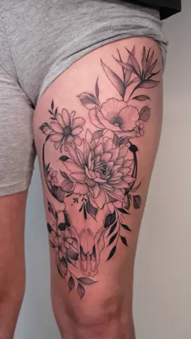 Bull skull with lots of floral and some ornamental 🥰 I’m sooo obsessed with how this turned out! What do you guys think?  . . . #utahtattooartist #bullskulltattoo #thightattoo #finelinetattoo #flowertattoo 
