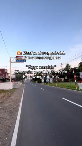 Tau krungu omongan ngono  Aku langsung mbatin ,padahal omahmu karo latarku yo amba latarku kok , ekonomi yo wani di adu ,mung kalah status anake wong ndeso karo kota tok 😄