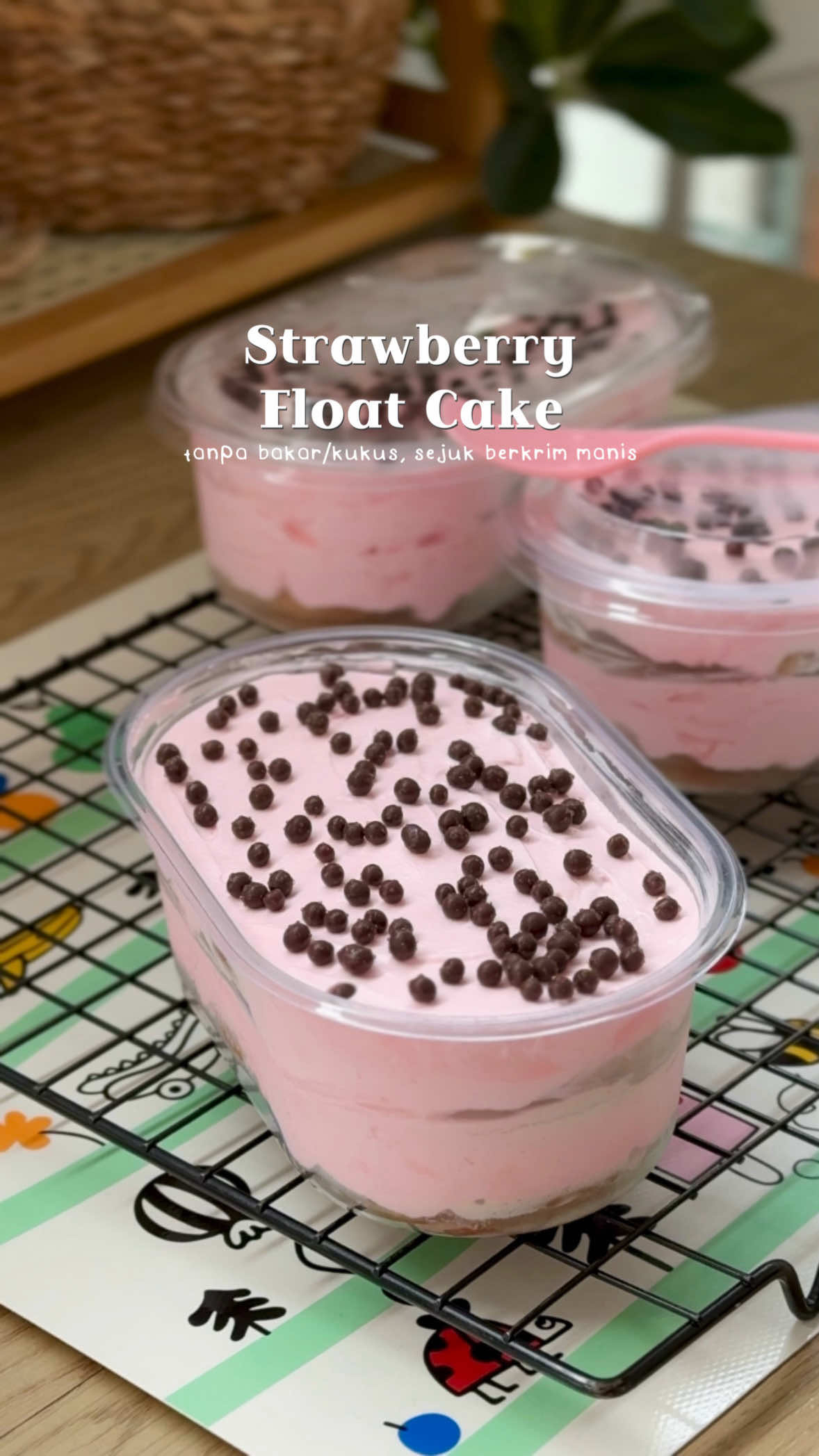 Nampak macam tiramisu sebab guna biskut marie tapi bukan ya. Ini strawberry float cake. Tetap sama guna biskut marie cuma biskut jadi lembut macam kek span. Macam je tau! Rasa ringan manis berkrim & tak muak. Lagi sedap kalau hias dengan buah strawberry. Manis masam buah fresh 😁 🌼 susu segar boleh ganti dengan full cream atau susu cair 🌼 Hiasan lagi best guna buah strawberry yang di hiris nipis 🌼 wajib guna non dairy whipping cream - #floatcake #dessertmudah #strawberrycake #ideadessert #masakmasmakan 