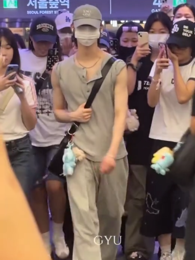 2025 08.27 | Justin goes to work. he's hot.❤️‍🔥❤️‍🔥 OMG so many people, Distance plssss😭  #justin  #smtrainee   @SMTR25 #smnbg  #fyp #foryou 