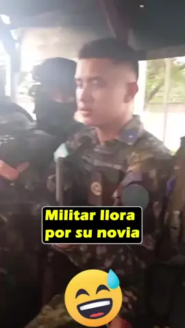 se viraliza video de militar #hondureño llorando tras romper con su novia . asi lo vivio rodeado de sus compañeros de #tropa 
