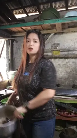 ajak aye jalan jalan ke,bosan pegang penggorengan Mulu