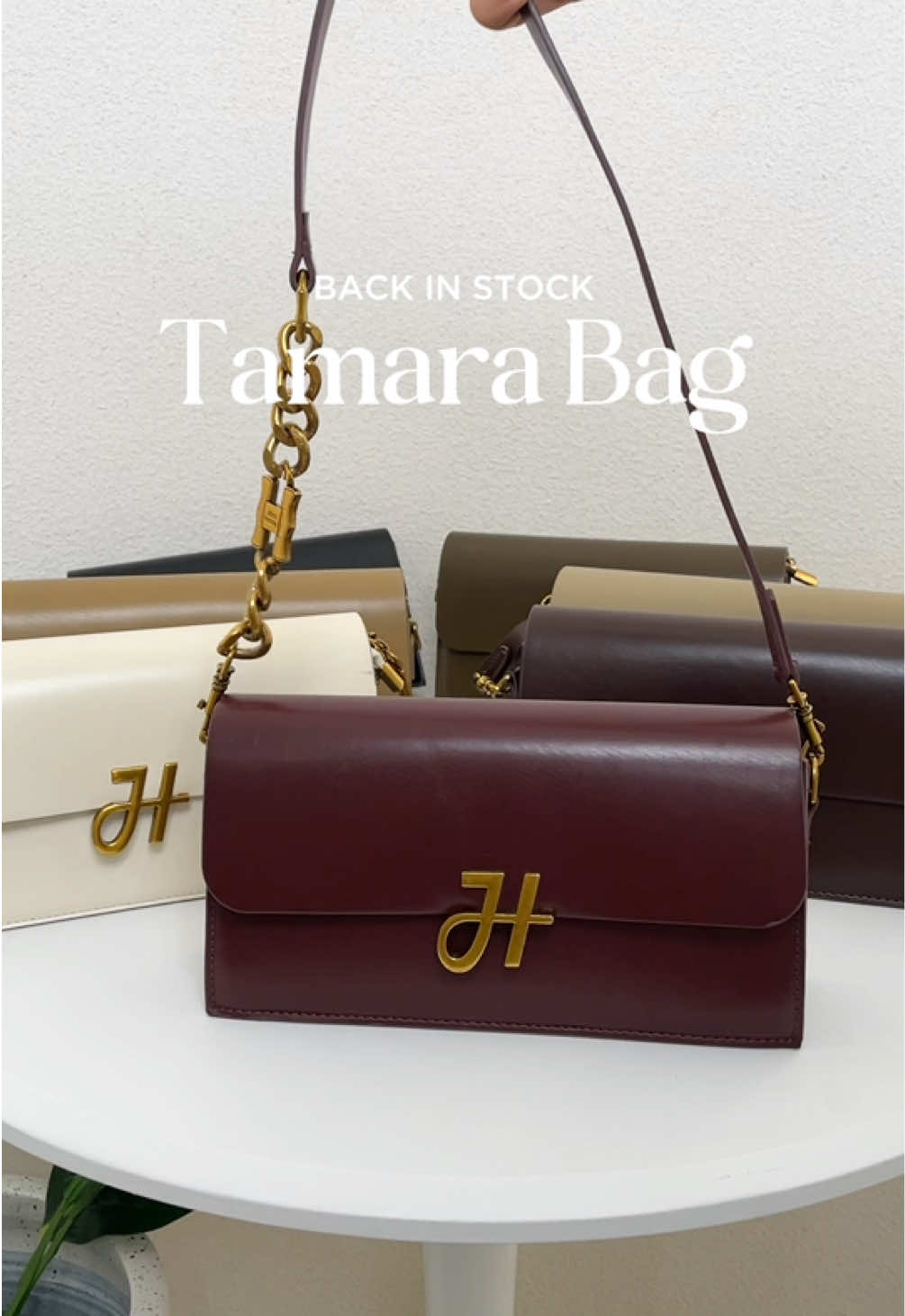 Tas selempang dengan bentuk yang kokoh dan material vintage hardware, Tamara Bag bisa kamu checkout sekarang💫  #GajianSale #WIBGAJIAN #PromoGuncang99 #jimshoney #tamarabag #tasjimshoney 