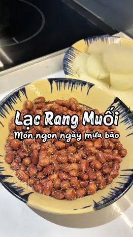 Lạc rang muối hảo hảo kiểu này đậy kín để cả tuần vẫn giòn thơm nha! Mưa bão gió rít vào bếp làm ngay hũ lạc rang muối ăn cùng cá khô nhâm nhi với e nha ⛈ #LearnOnTikTok #monngonmoingay #ancungtiktok #xuhuong #nauancungtiktok 