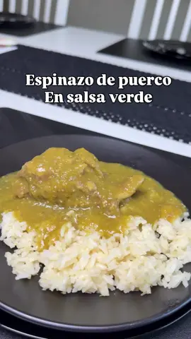 Espinazo de puerco en salsa verde con arroz blanco para la cena 😋