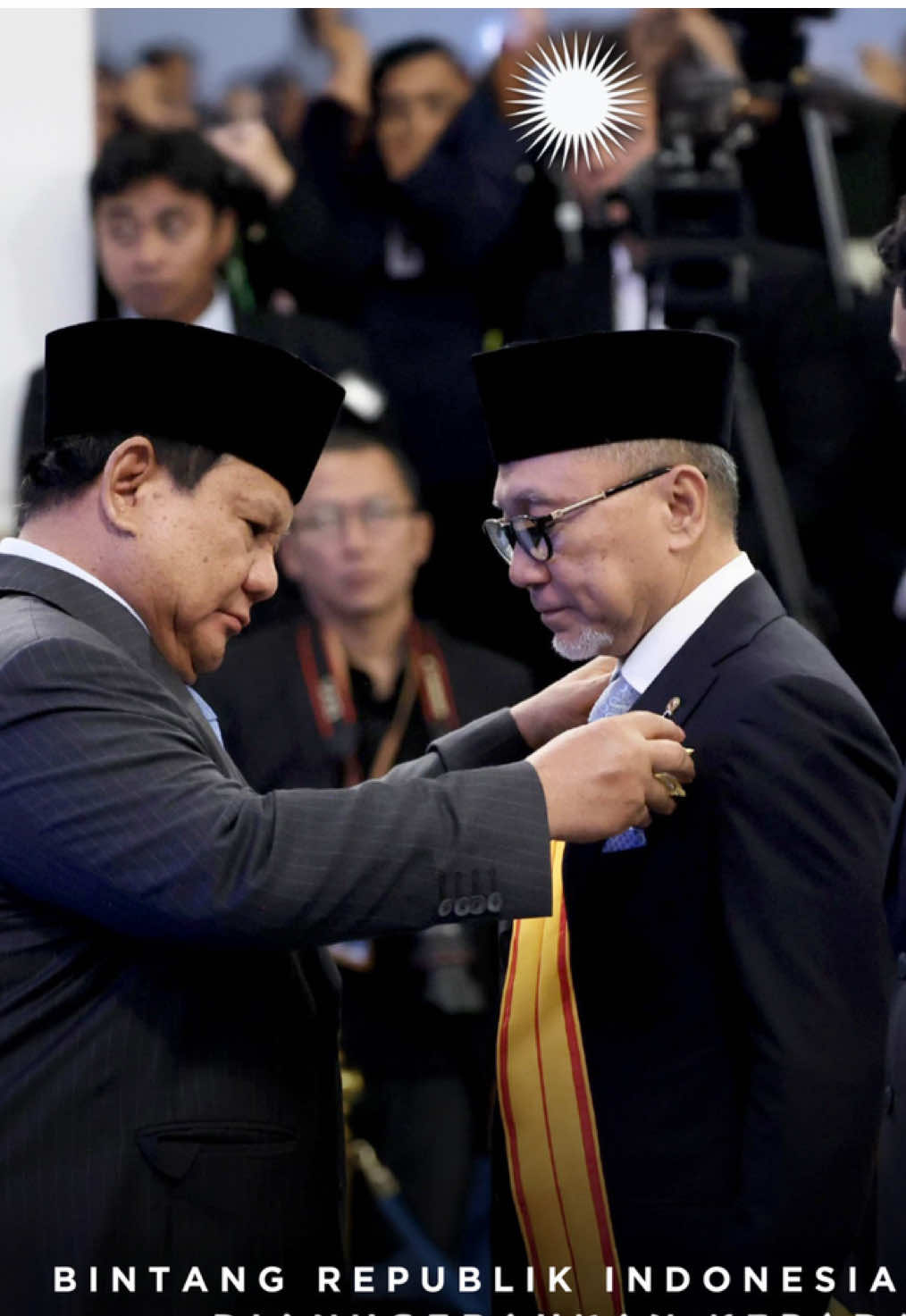 Penghargaan Bintang Republik Indonesia Utama untuk pak @zul.hasan menjadi bukti kerja nyata dalam menjaga pangan rakyat, sekaligus dorongan bagi masyarakat Indonesia untuk bersama mendukung terwujudnya ketahanan pangan yang berkeadilan dan berkelanjutan #panaward #partaiamanatnasional #zulkiflihasan #bantupanganbanturakyat #KopdesMerahPutih 