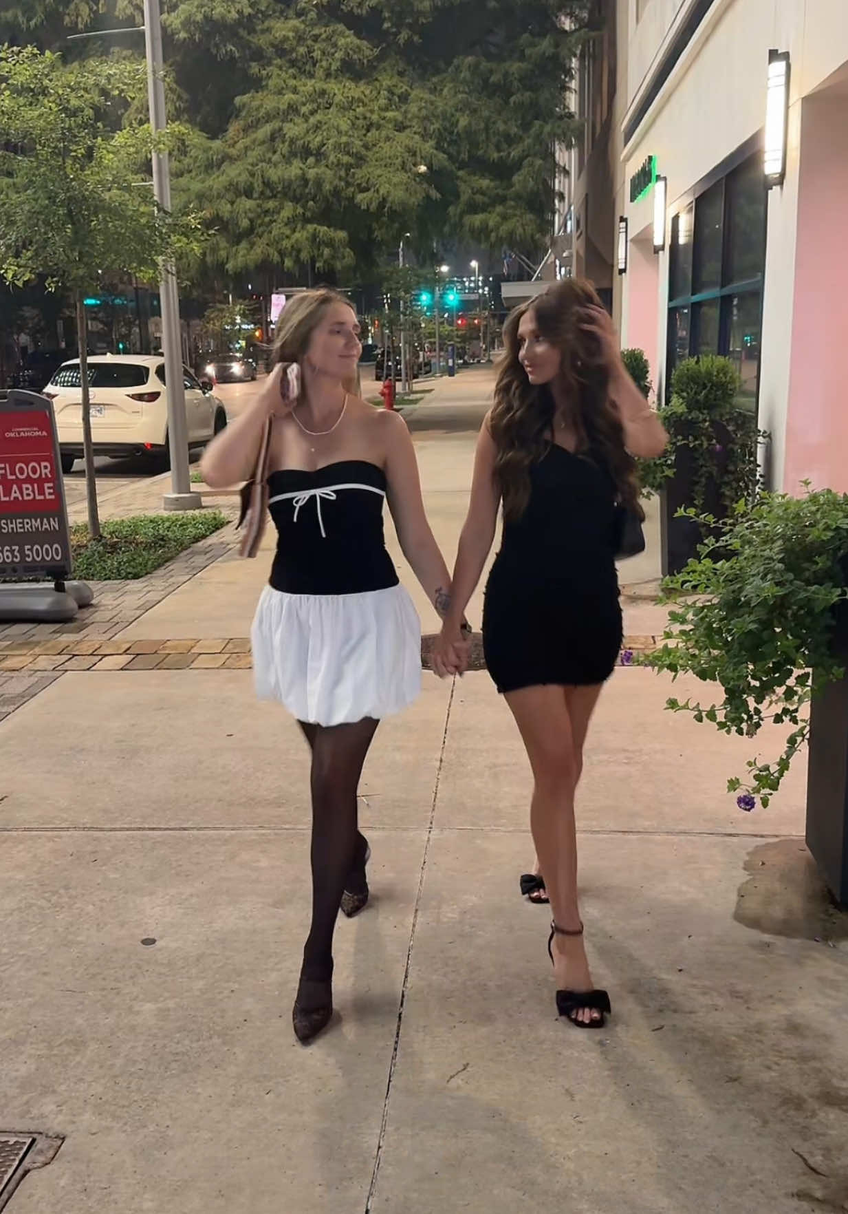 HAPPY 28TH BIRTHDAYYY🖤 @sarah.bear.0 #sorrywerelate #throwingafit #sisters #sistergoals #sister @zachronaut @Ben Smith 