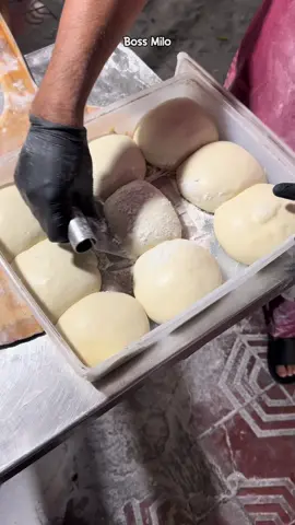 Adonan Pizza italia di Bikin dan di Racik Di Pinggir Jalan Kota Jogja Ada Yang Pernah Jajan Kesini Temen2 Namanya pizza tungku Nangkring #food #Foodie #kuliner #ideusaha #kulinertiktok 